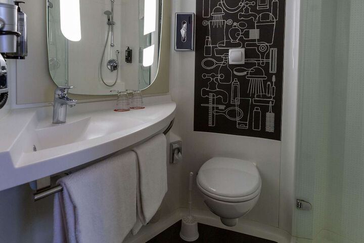 Room 32 of 84