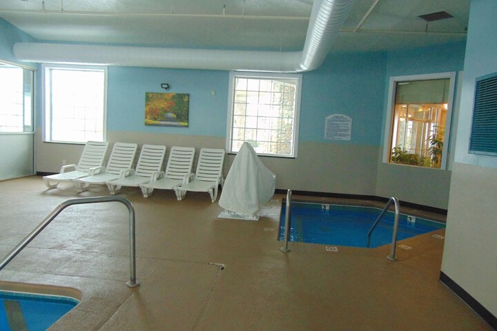 Indoor spa tub