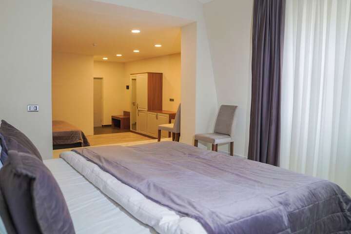 Room 10 of 28
