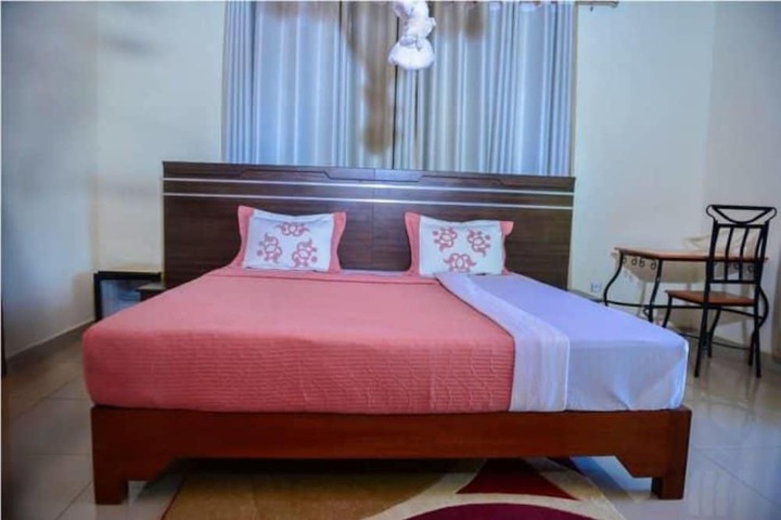 Room 5 of 9