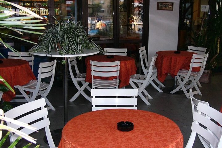 Lounge 7 of 11