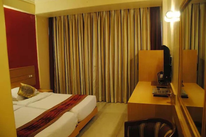 Room 5 of 8