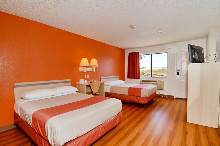 1 Queen Bed (7 of 9)