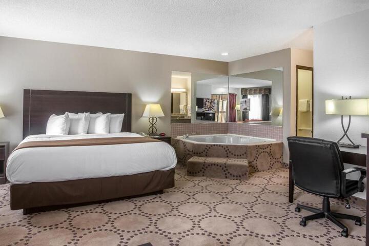 1 King Bed (4 of 21)