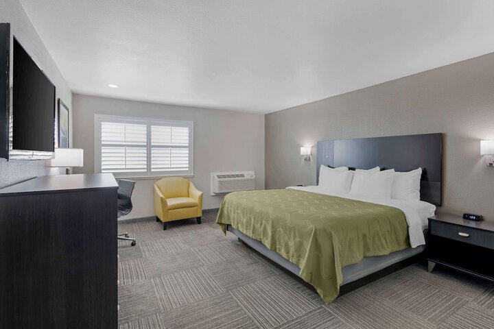Room 9 of 33