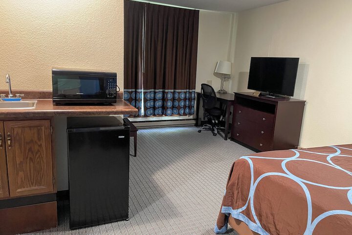 Suite 1 King Bed (3 of 6)