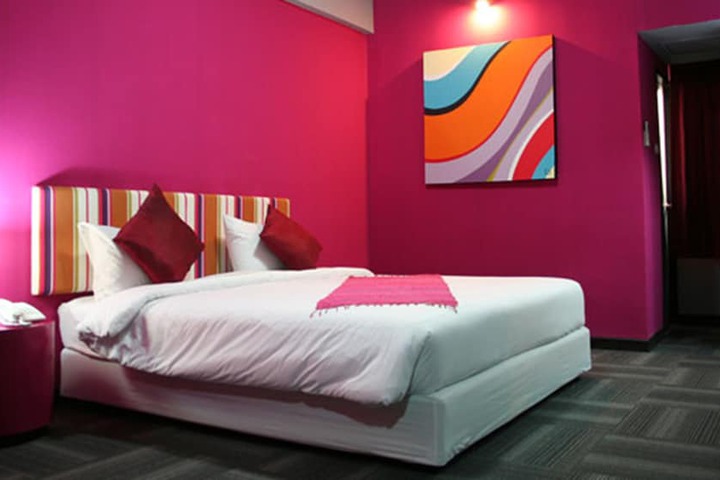 Room 10 of 32