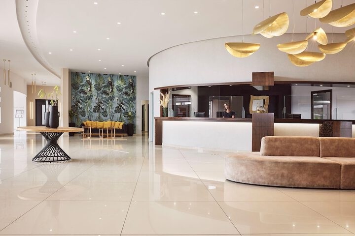 Entrance & Lobby
