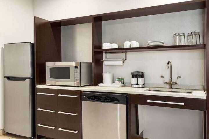Studio Queen Bed Sofa Living Area Working Area Kitchen (16 of 16)