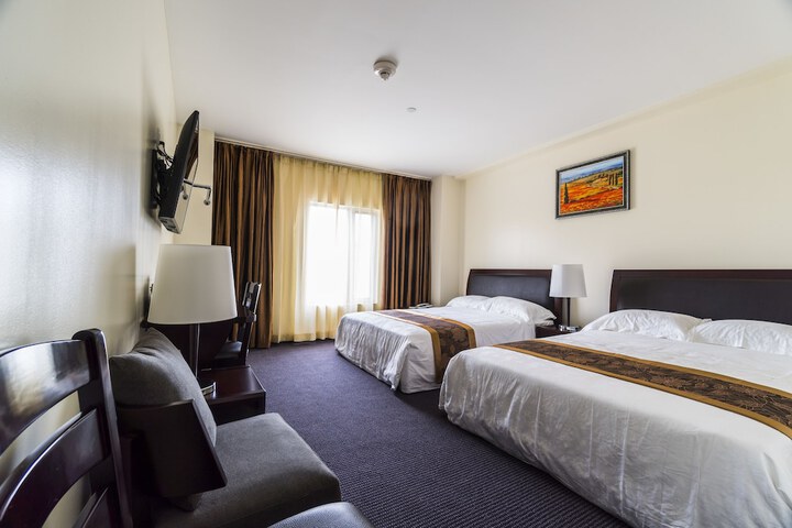 1 Queen Bed (6 of 19)