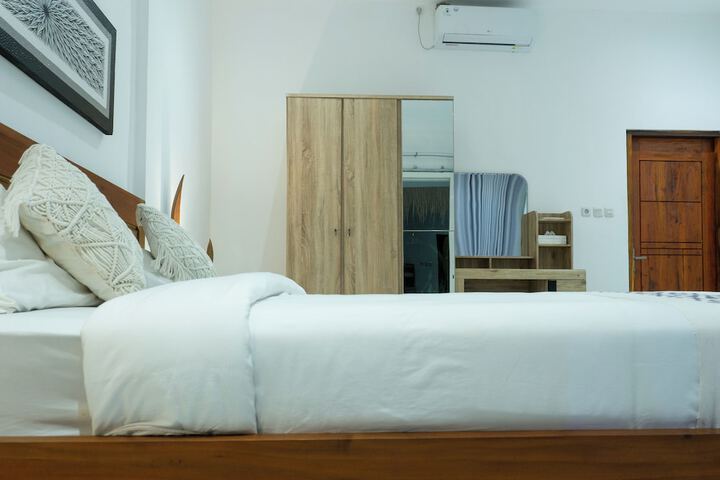 Room 4 of 8