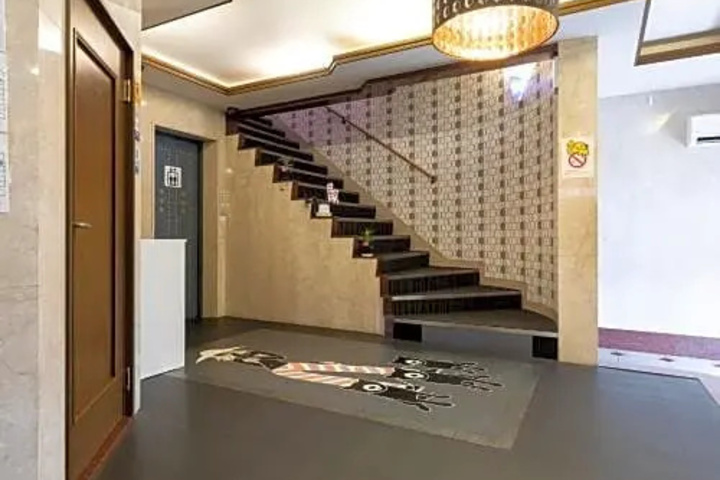 Room 2 of 2
