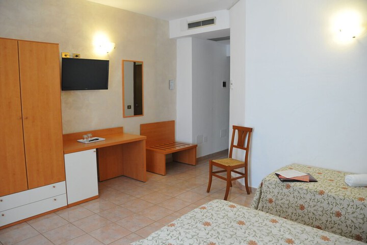Room 5 of 61