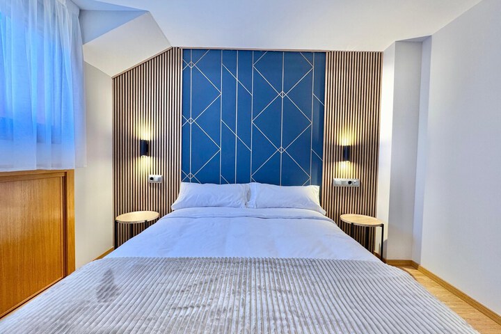 Room 32 of 80