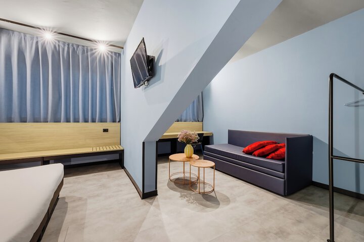 Room 10 of 107