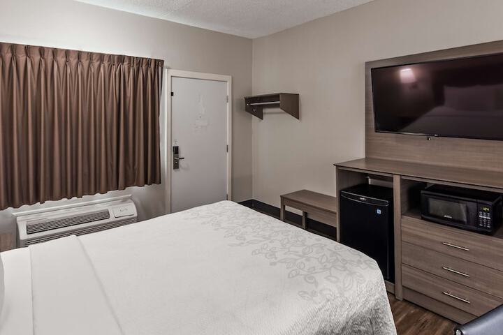 1 Queen Bed (9 of 14)