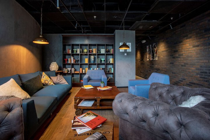 Lounge 38 of 63