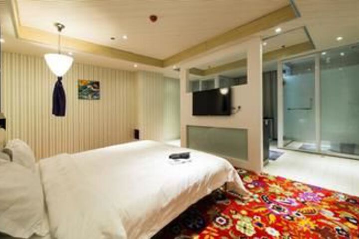 Room 12 of 26