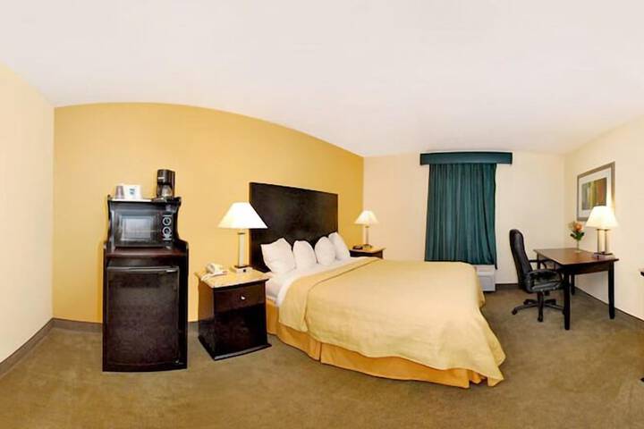 1 Queen Bed (1 of 15)
