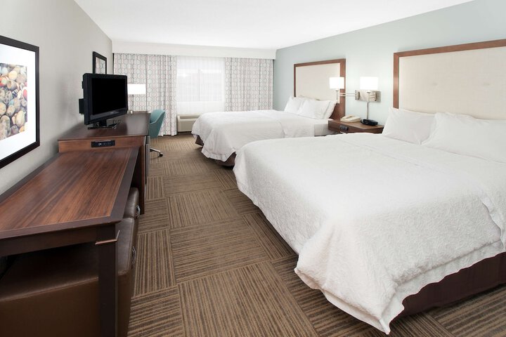 2 Queen Beds with Refrigerator (3 of 5)