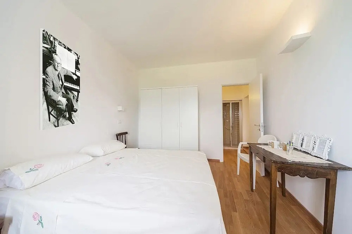 Room 4 of 12