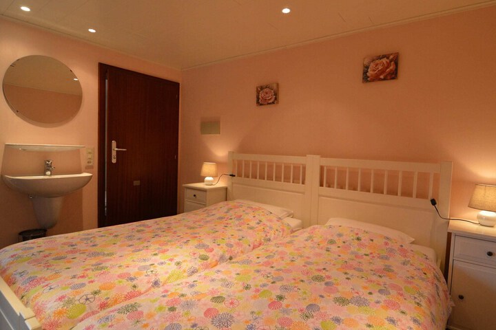 Room 4 of 40
