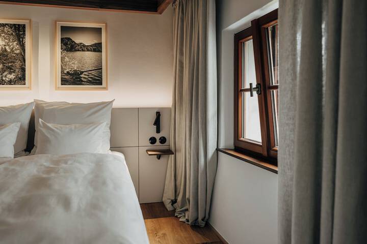 Room 13 of 83