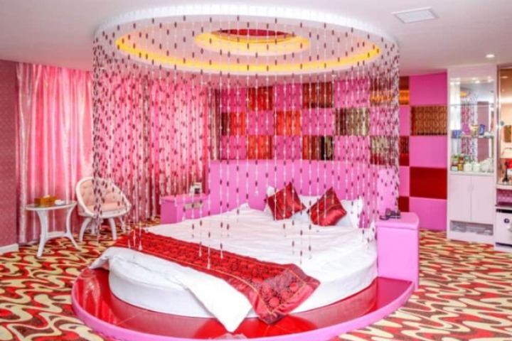Room 13 of 18