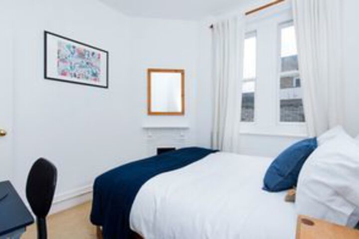 Room 6 of 18