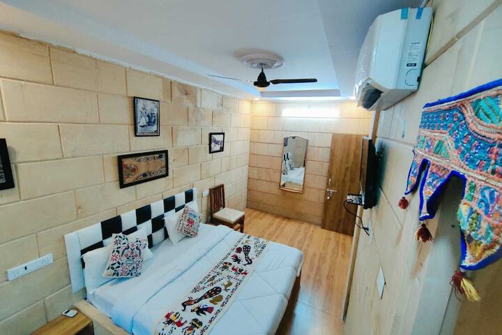 Room 9 of 16