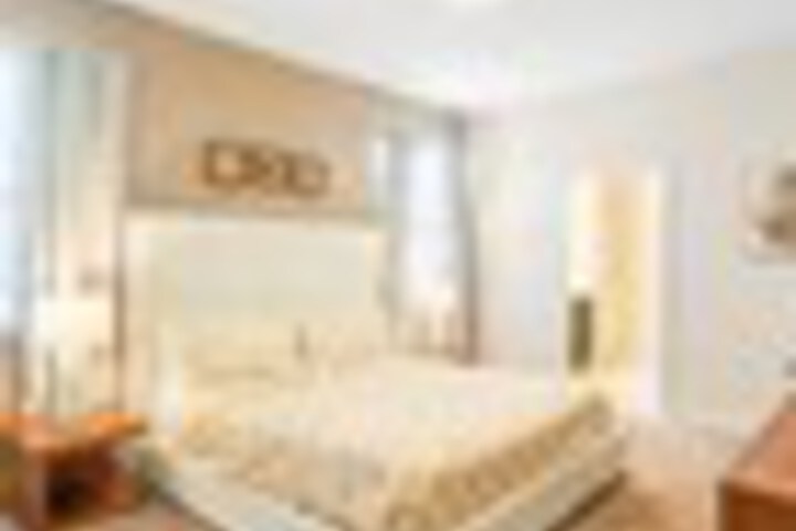 Room 5 of 216