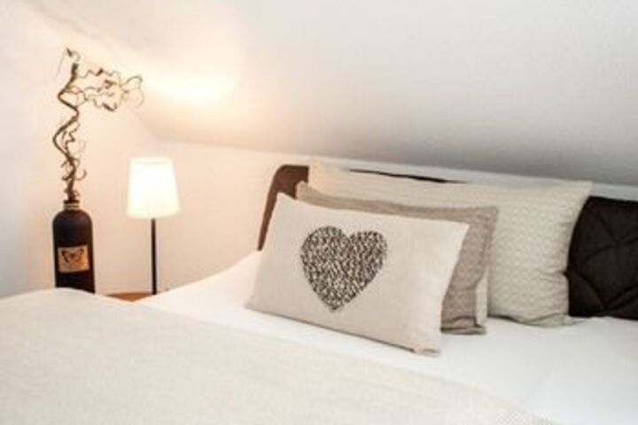 Room 6 of 16