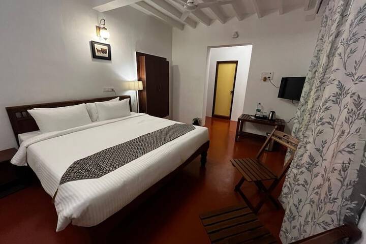 Room 10 of 16