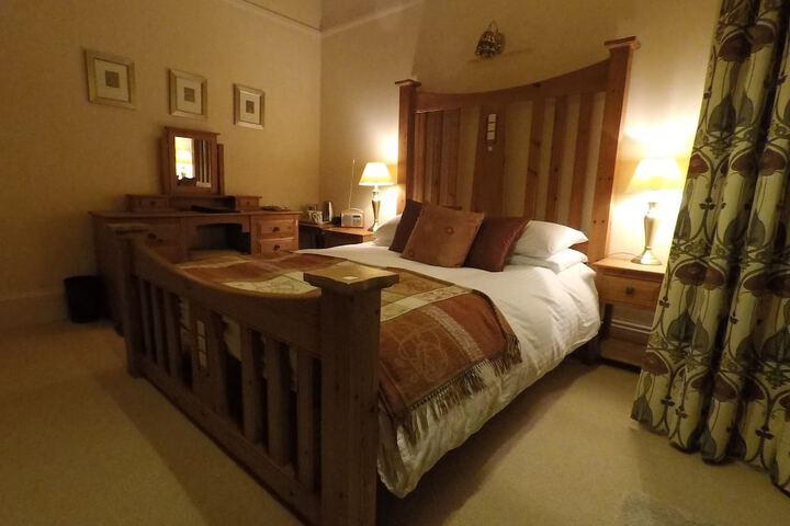 Room 6 of 18
