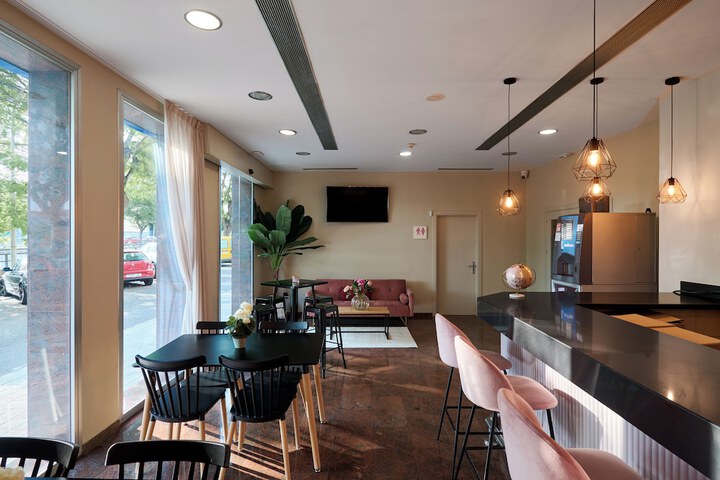 Lounge 163 of 186