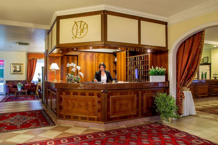 Check-in/check-out kiosk