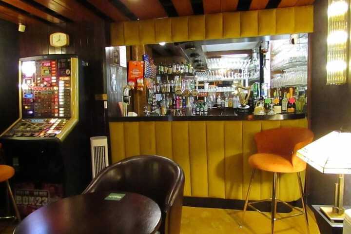 Lounge 76 of 99