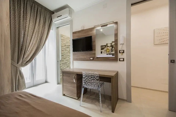 Room 5 of 17