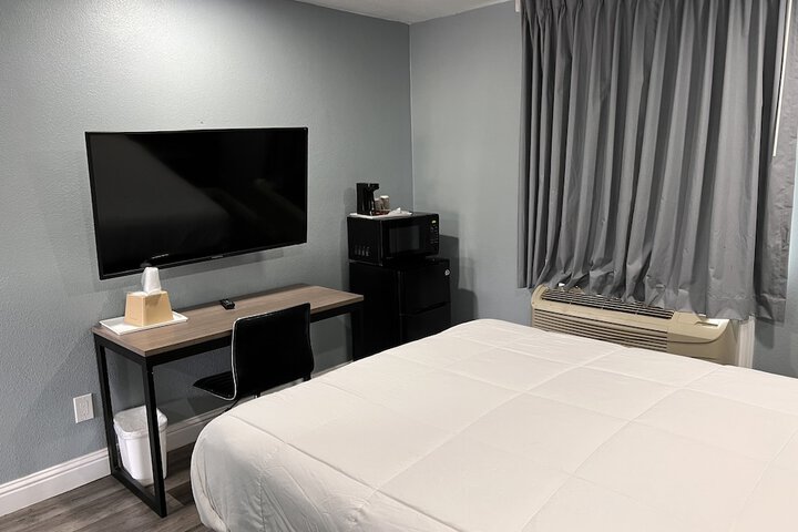 1 Queen Bed (24 of 30)
