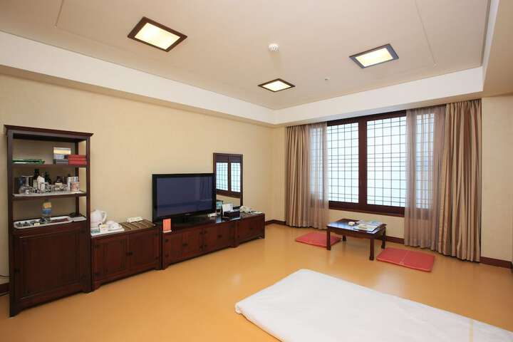 Room 19 of 38
