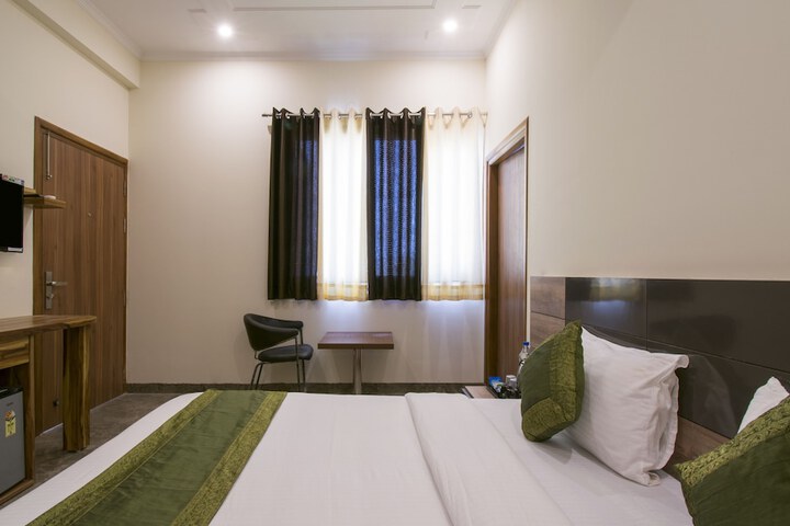 Room 9 of 33