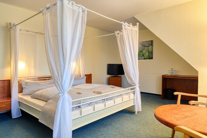 Room 17 of 27