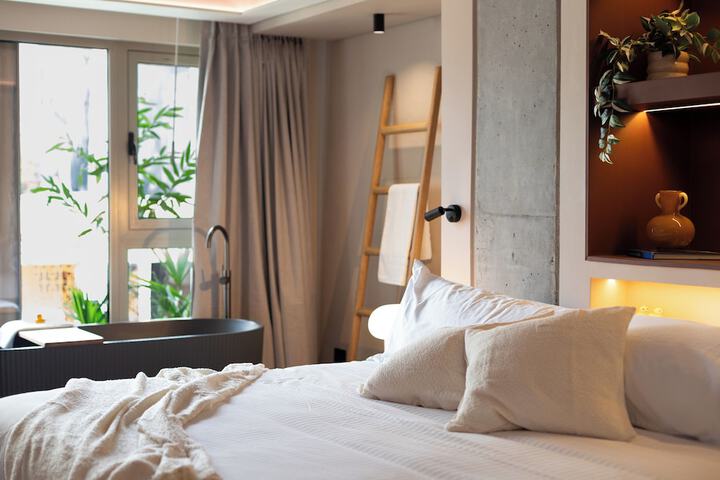 Room 42 of 102