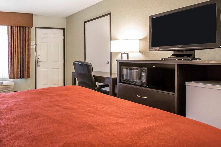 1 Queen Bed (10 of 13)