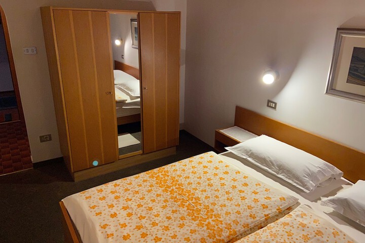 Room 2 of 44