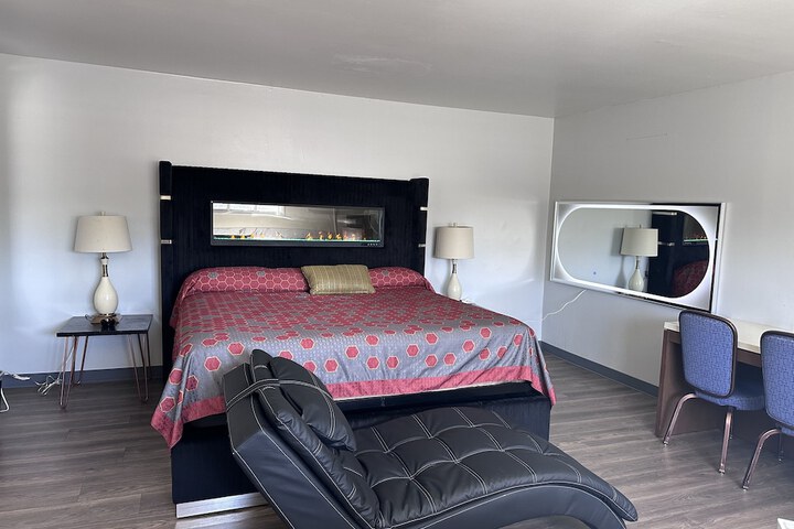 1 King Bed (2 of 7)