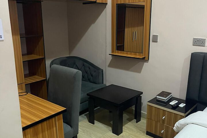 Room 7 of 16