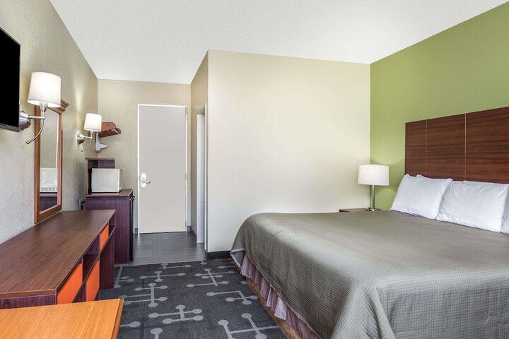 1 King Bed (1 of 7)