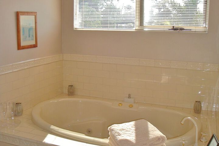 Deep soaking bathtub