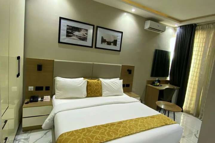 Room 14 of 37